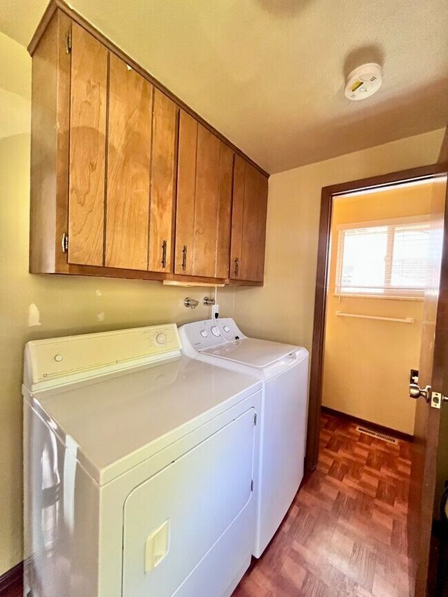 Building Photo - 3 Bedroom - 2 Bath Ranch Home with 2 Car A...