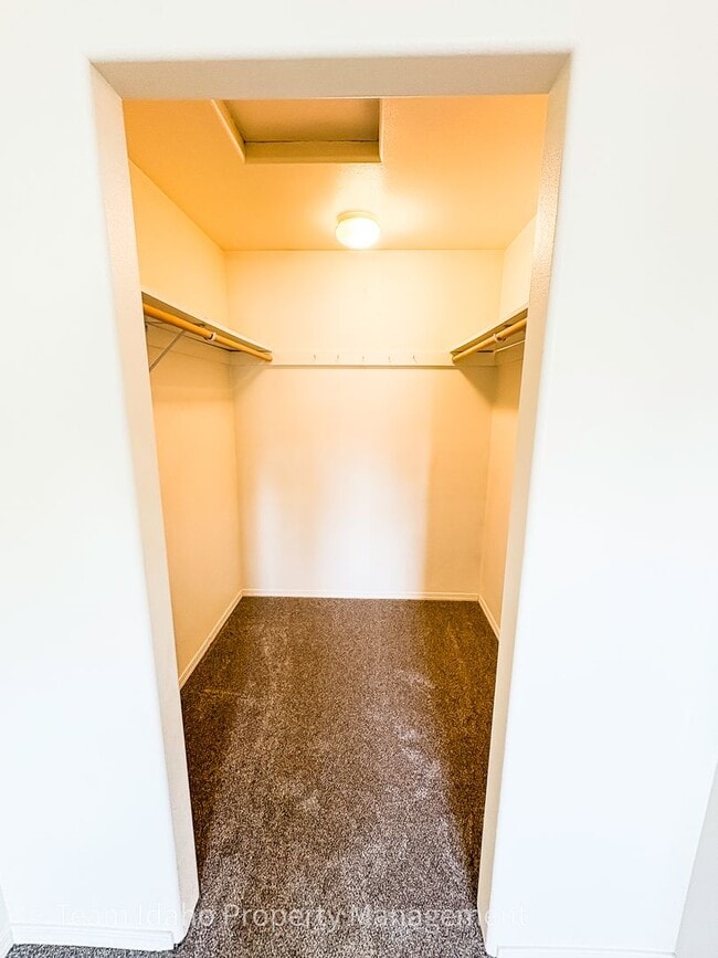 Building Photo - Beautiful 4 bedroom 3 bath townhouse w/att...