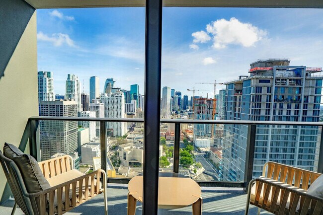 Building Photo - 601 NE 1st Ave