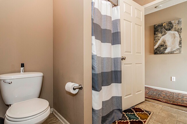 Building Photo - Spacious Home Close to Fort Riley!