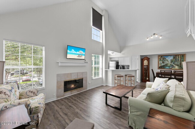 Building Photo - 13703 Richmond Park Dr N