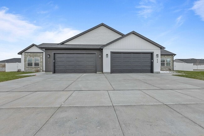 Building Photo - NEW BUILD 3-BED, 2-BATH UPSTAIRS DUPLEX UN...
