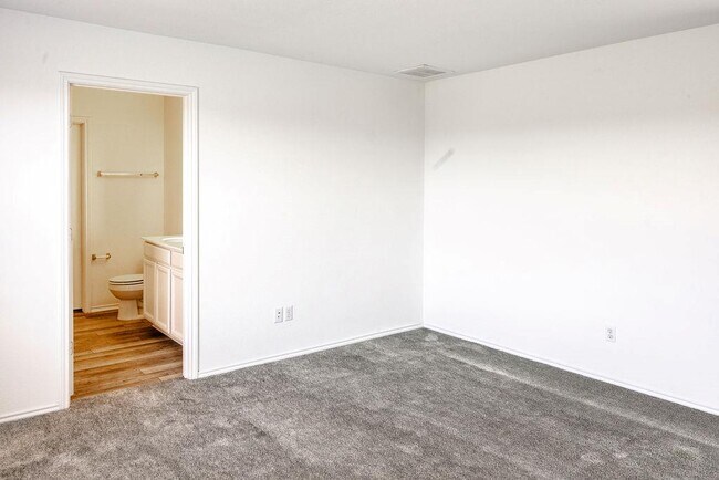 Building Photo - 448 English Oak St