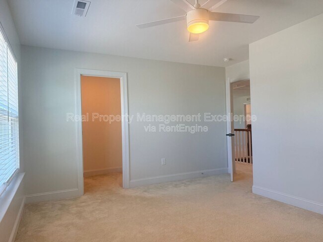 Building Photo - 16 Clear Creek Cir