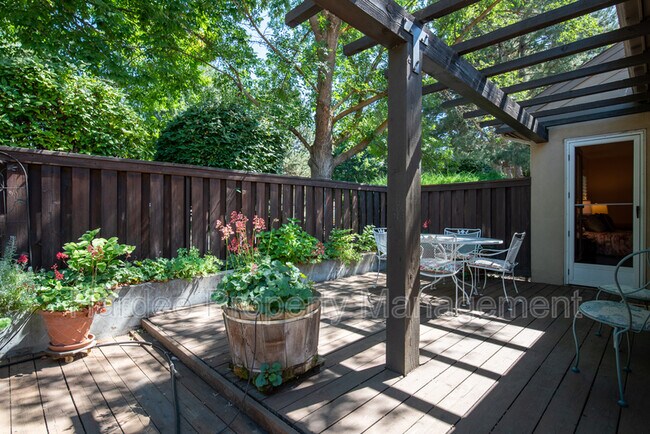 Building Photo - 830 E Riverpark Ln