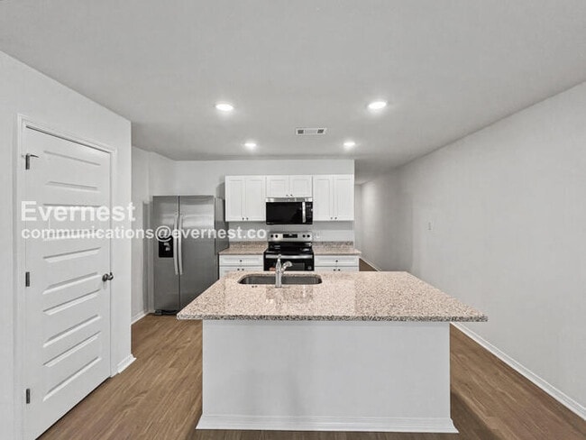 Building Photo - 3 Bed/2 Bath Home with Attached Garage / Pet-Friendly / Vouchers Accepted / Available Now!