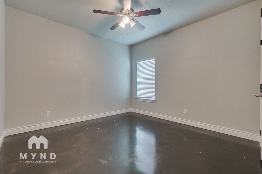 Building Photo - 359 E 9th St