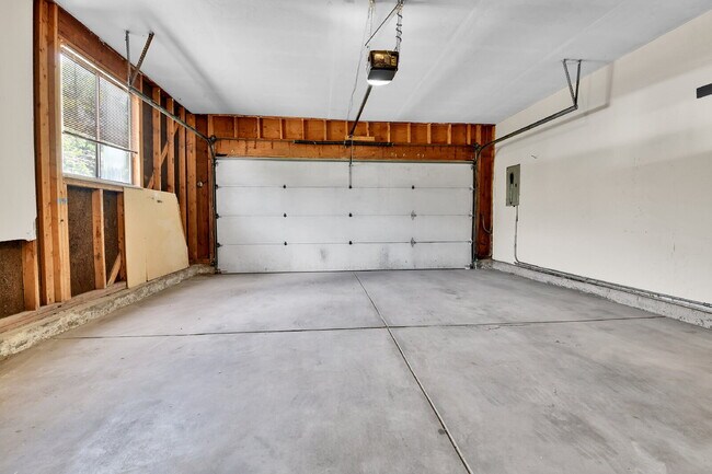 Building Photo - $2,795.00 - 4 Bedroom, 3 Bathroom, Single ...