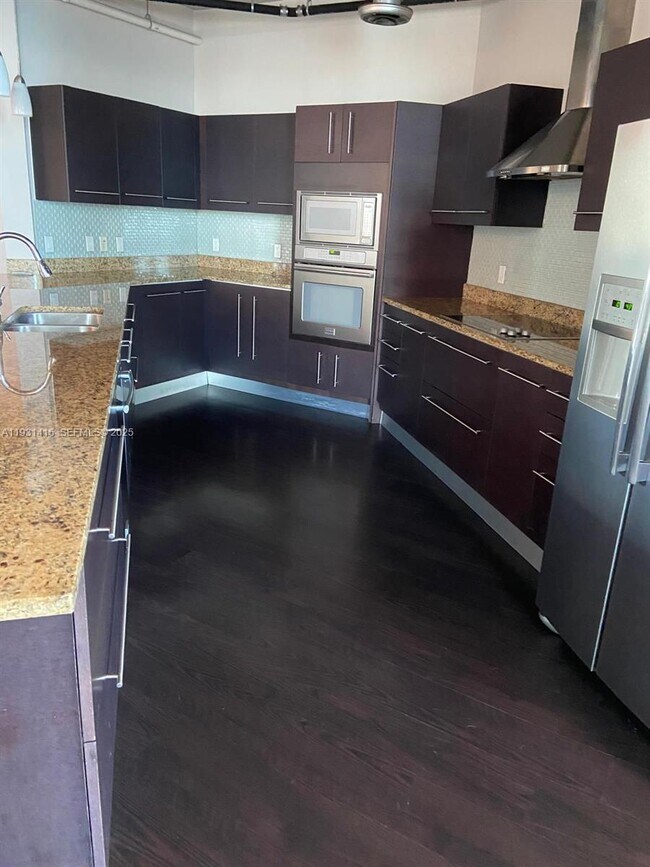 Building Photo - 700 NE 25th St