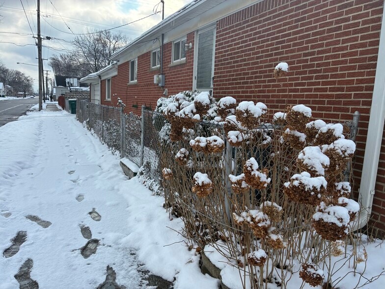 Primary Photo - 1353 Stewart Ave