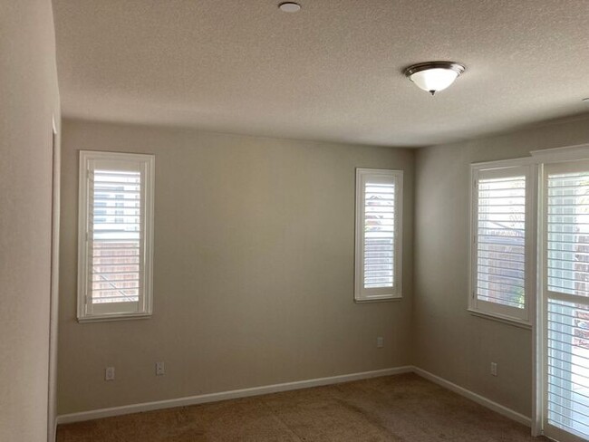 Building Photo - Modesto 4 Bedroom 3 Bathroom in the Rose V...