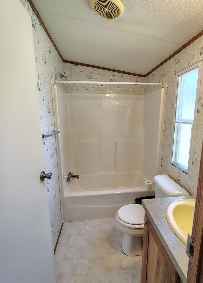 Building Photo - 225 Community Dr