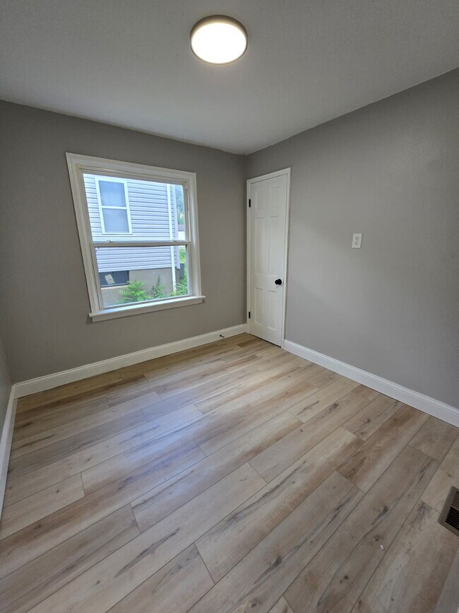 Building Photo - Cozy & Convenient 3-Bedroom Home in St. Lo...