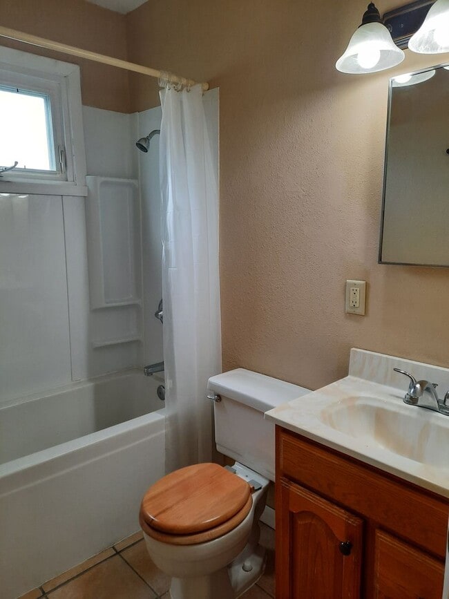 Building Photo - 3 BED | 1 BATH | SINGLE GARAGE | SOUTH