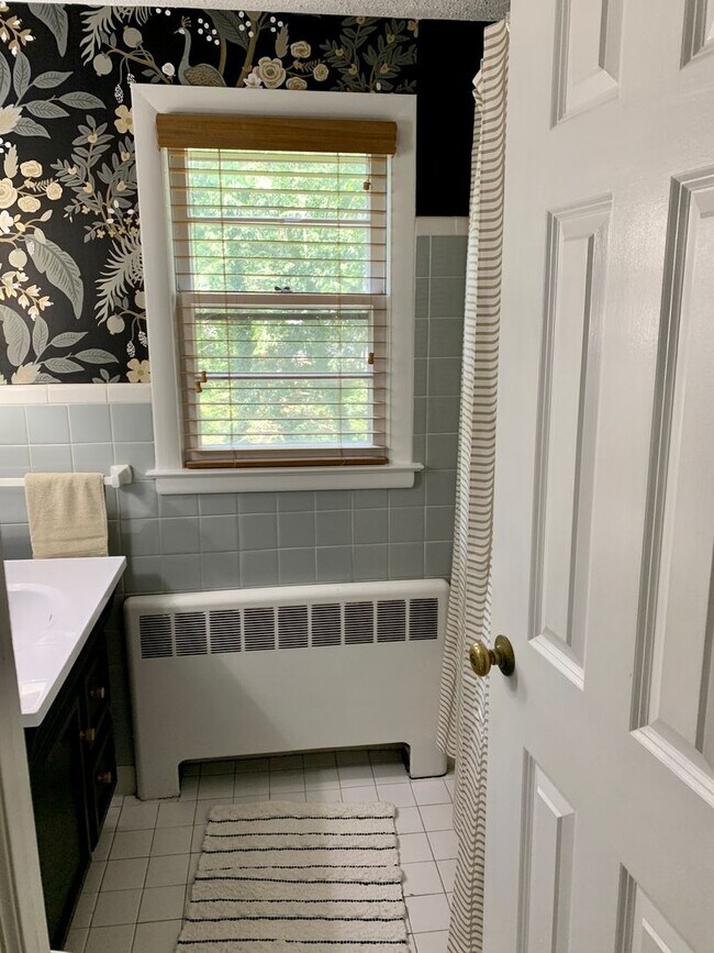 Building Photo - Short Term Furnished Rental -3 Bedroom Spl...
