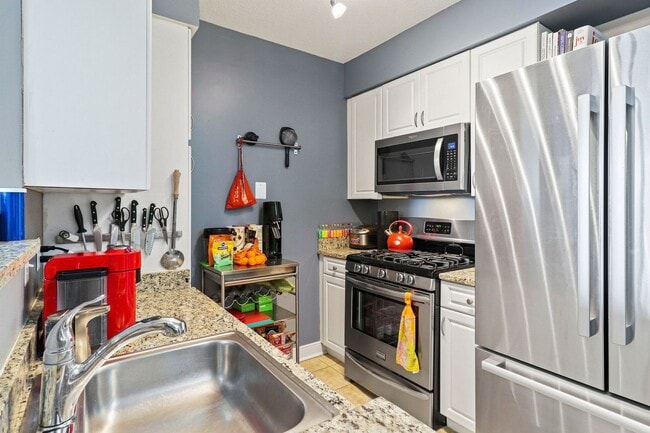Building Photo - 2 Bedroom 2 Bath Condo Open Floor-plan, Stainless Steel Appliances, Pool, Concierge and More
