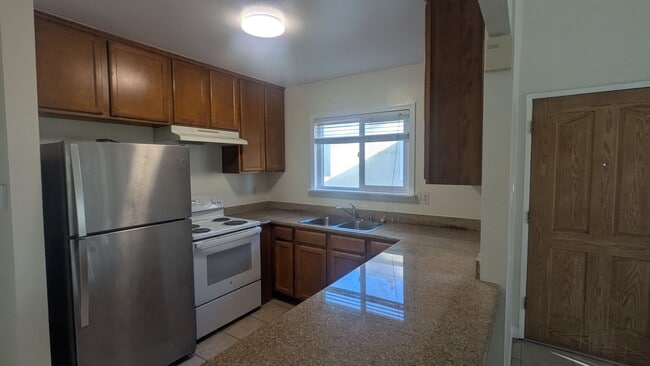 Building Photo - Refreshed condo in Gated Community