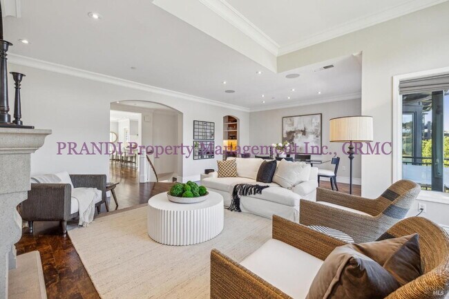 Building Photo - Luxury Townhome on Exclusive De Silva Island!