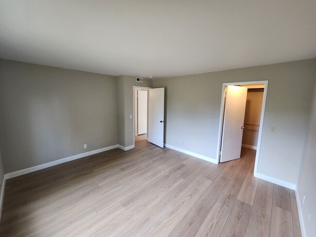 Building Photo - 2 bed/1 bath Condo in Cardiff - West of I-5