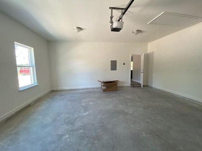 Building Photo - 3-Bedroom Brick Home with Modern Finishes & Large Yard!