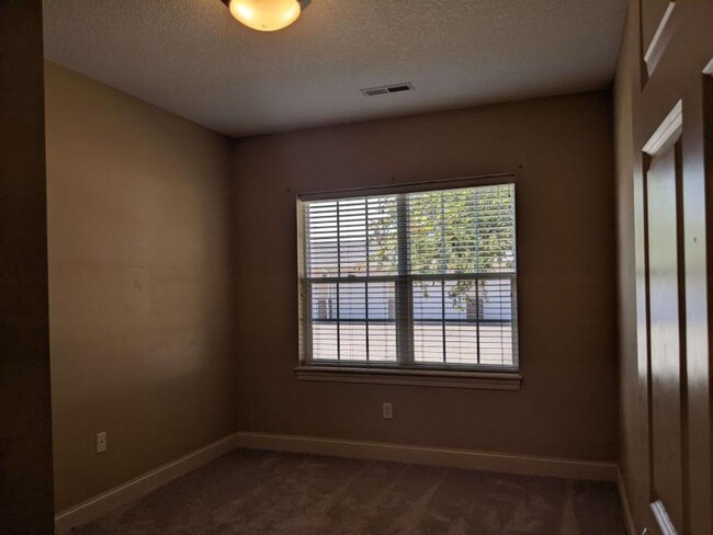 Building Photo - 3 Bedroom, 2 Bath Condo with Garage in Uni...