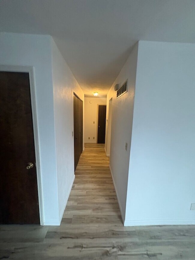 Building Photo - 737-737 E Gift Ave