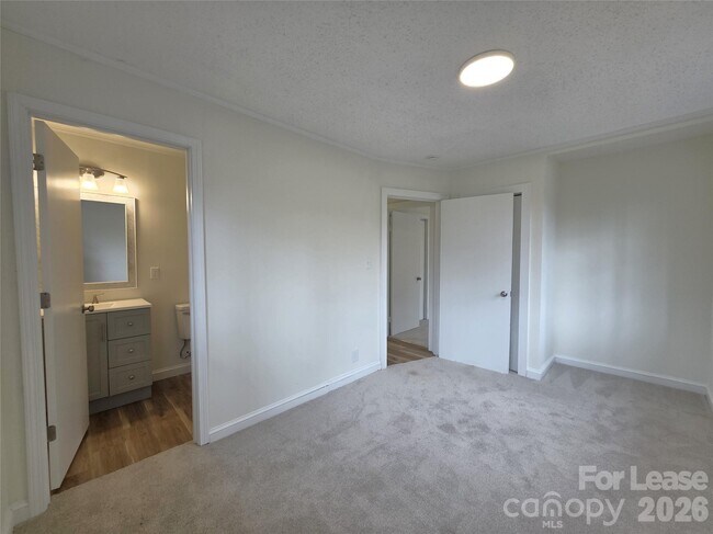 Building Photo - 1407 Sherwood Dr