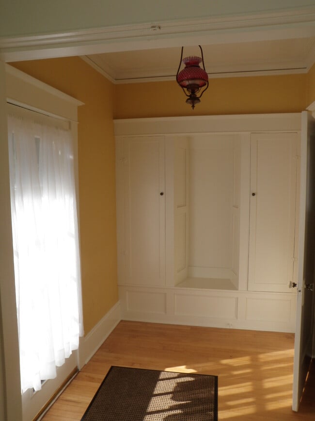 Building Photo - 5046 NE Mallory Ave