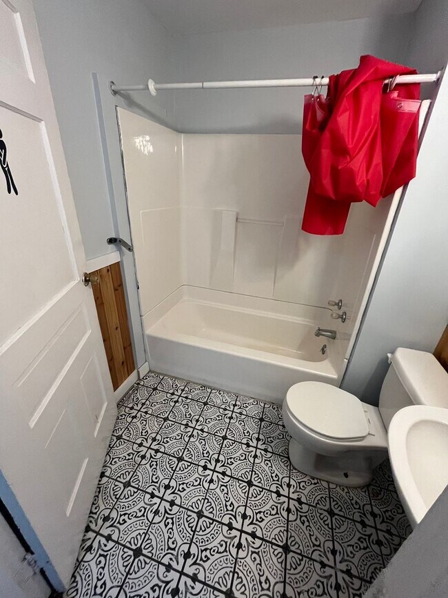 Building Photo - 816 Main St