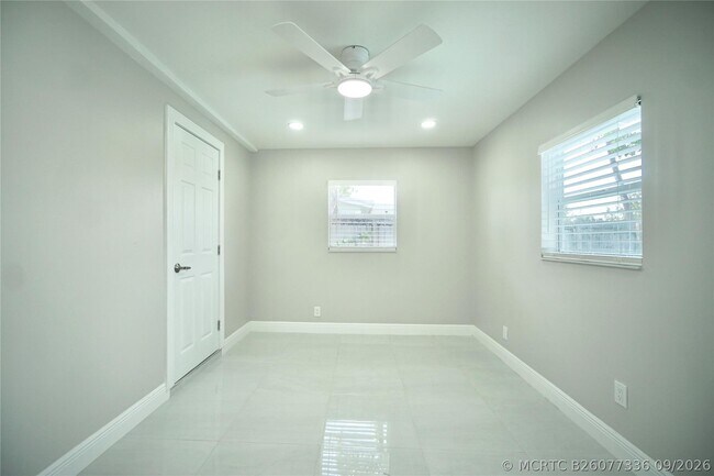 Building Photo - 917 SE 15th Ct
