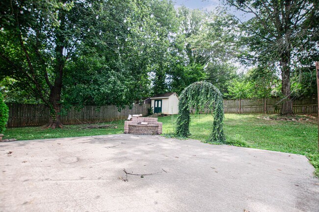 Building Photo - Pet Friendly Three Bedroom!
