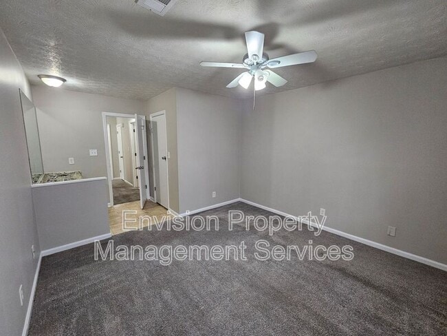 Building Photo - 8577 Pineview Ln