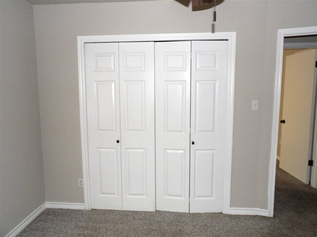 Building Photo - 125 SE Surrey Ln