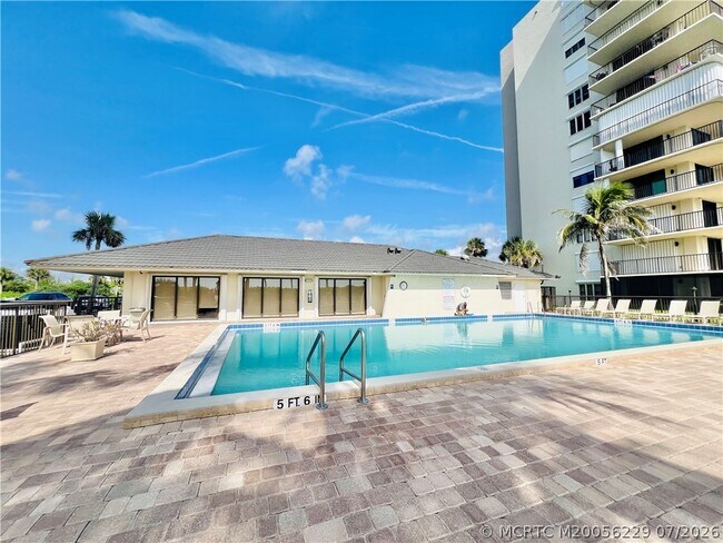 Building Photo - 4250 N Hwy A1A