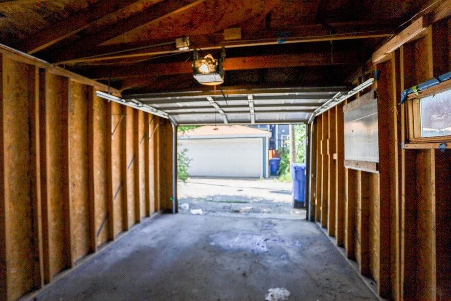 Building Photo - 3525 W Dickens Ave