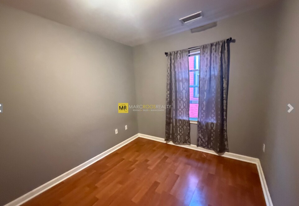 Building Photo - 327 Centre St