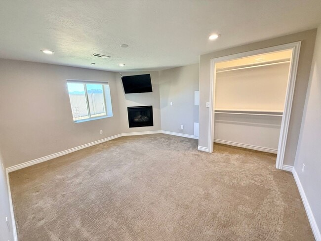 Building Photo - 5629 Far Vista Dr