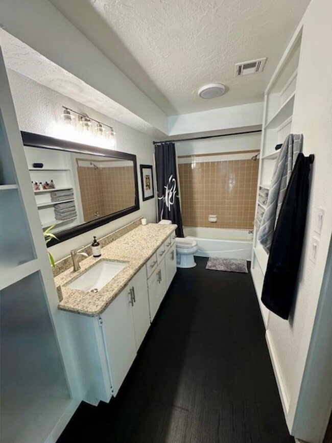 Building Photo - (2)Bed/(2.5) Bath + Study and Storm Shelter Avail Dec 1!