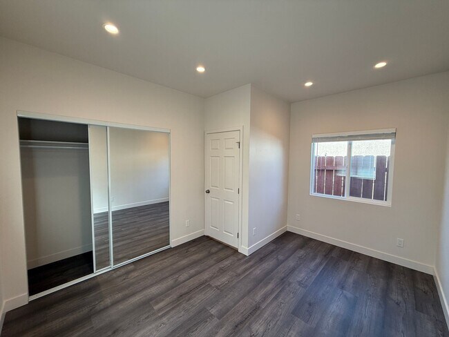 Building Photo - 5104-5106 East Falls View Dr.