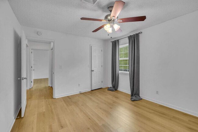 Building Photo - Spotless home in the most convenient locat...