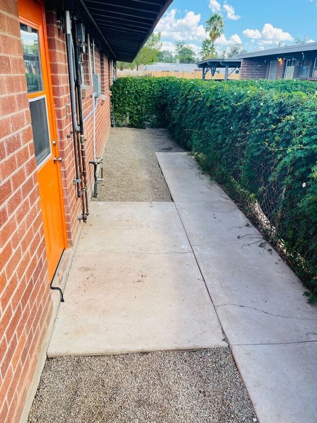 Building Photo - Fully Remodeled 2 Bed / 1 Bath Unit in Cen...