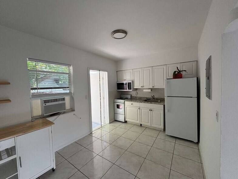 Building Photo - 424 NE 64th St