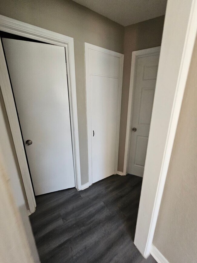 Building Photo - Cute 4 bedroom House