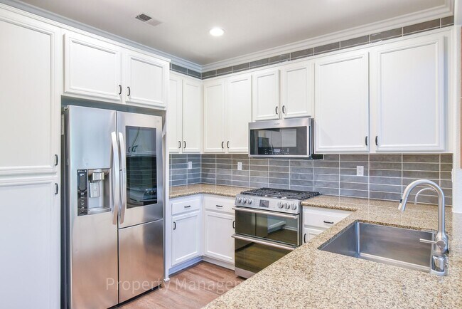 Building Photo - Beautiful 4 Bed, 3.5 Bath Townhouse