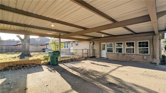 Building Photo - ***LABOR DAY SPECIAL! $600 OFF FIRST FULL ...