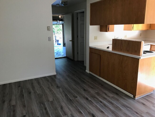 Building Photo - 3 bedroom 2 bath Thurston Hills town house