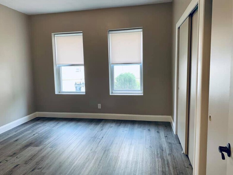 Building Photo - 1862 Beacon St