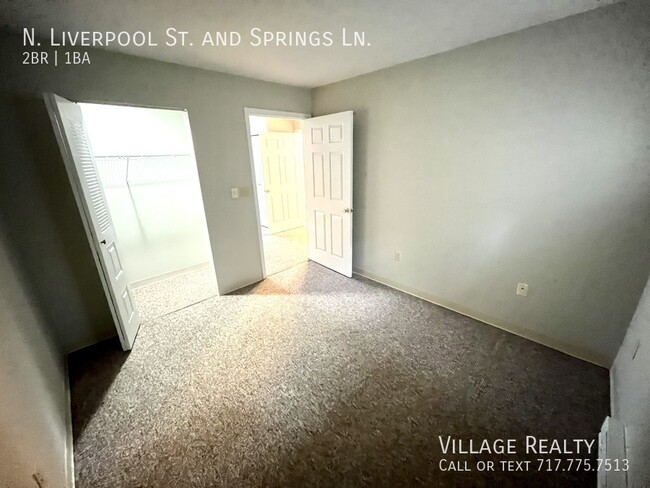 Building Photo - No steps! Affordable 2-Bed Convenient to I...