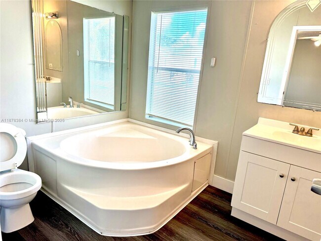 Building Photo - 220 NE 12th Ave