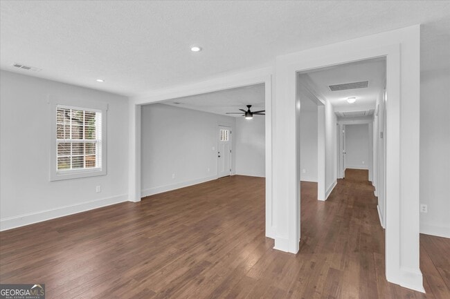 Building Photo - 713 N Lakeshore Dr